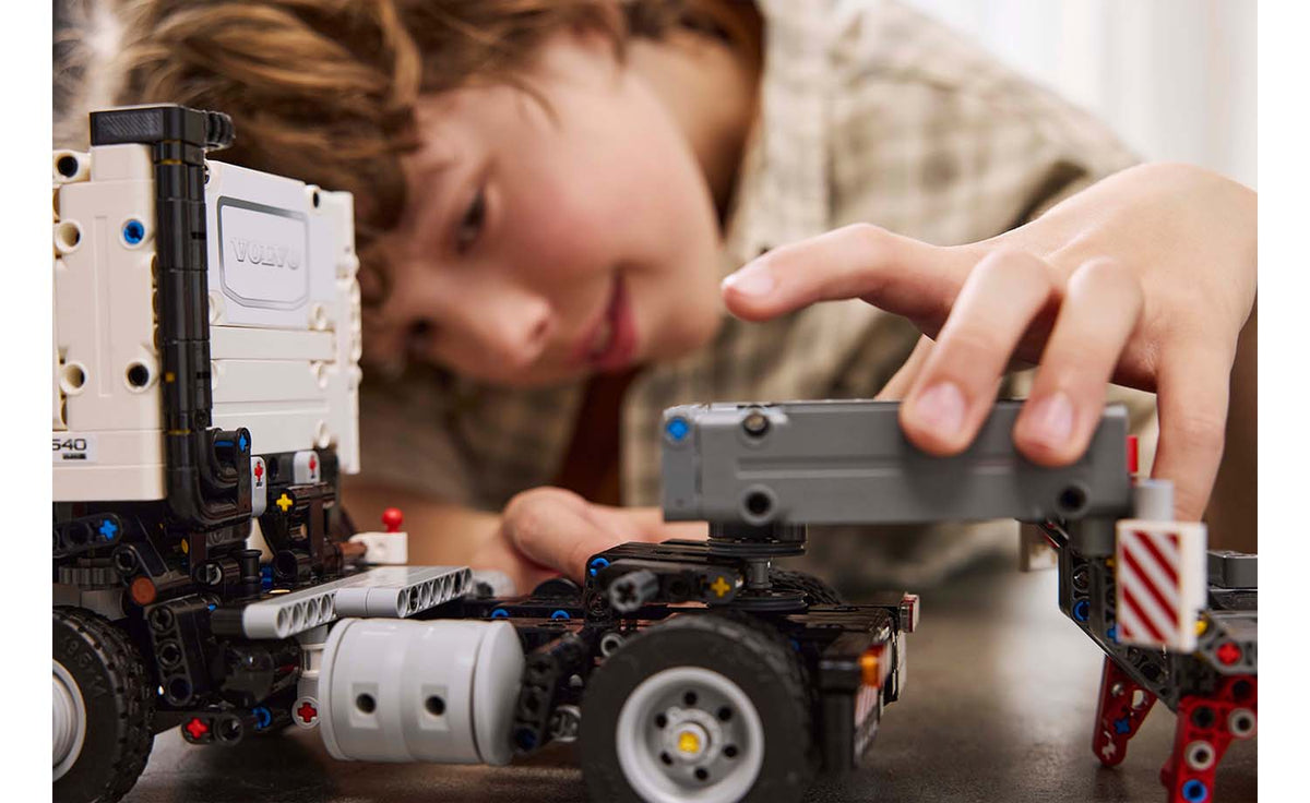 42175 | LEGO® Technic Volvo FMX Truck & EC230 Electric Excavator