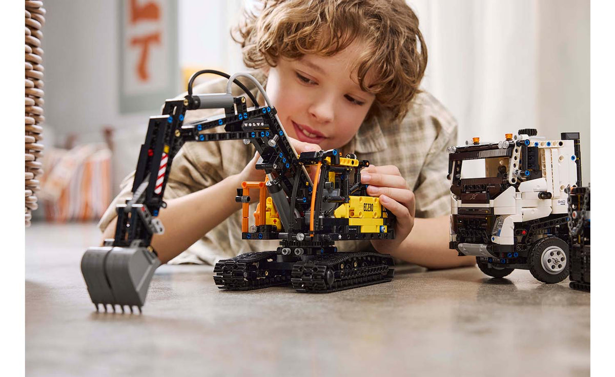42175 | LEGO® Technic Volvo FMX Truck & EC230 Electric Excavator