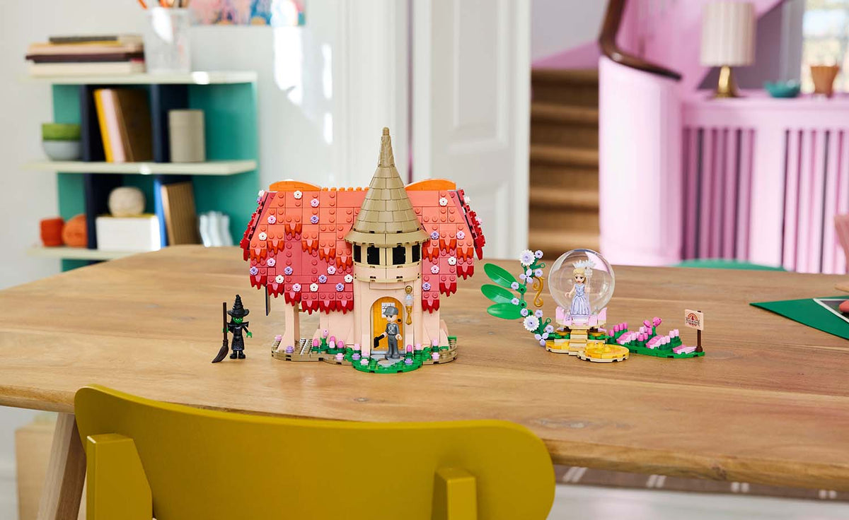 75690 | LEGO® Wicked Glinda & Elphaba Visit Munchkinland