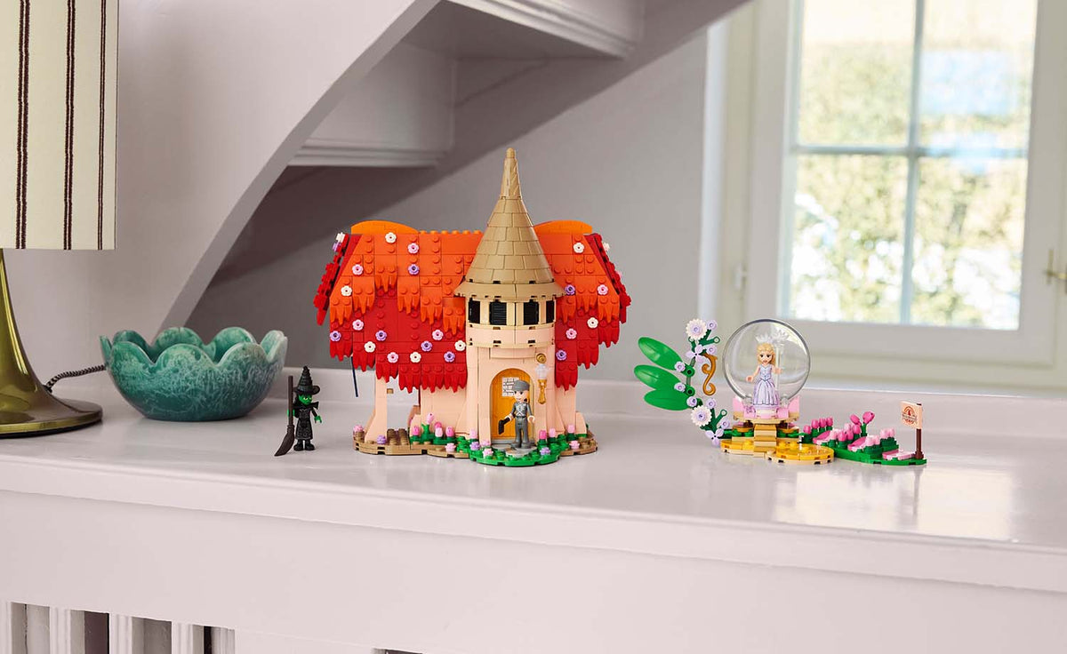 75690 | LEGO® Wicked Glinda & Elphaba Visit Munchkinland