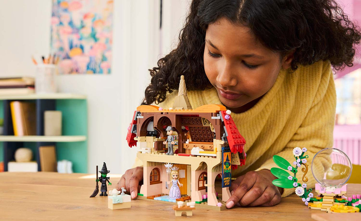 75690 | LEGO® Wicked Glinda & Elphaba Visit Munchkinland